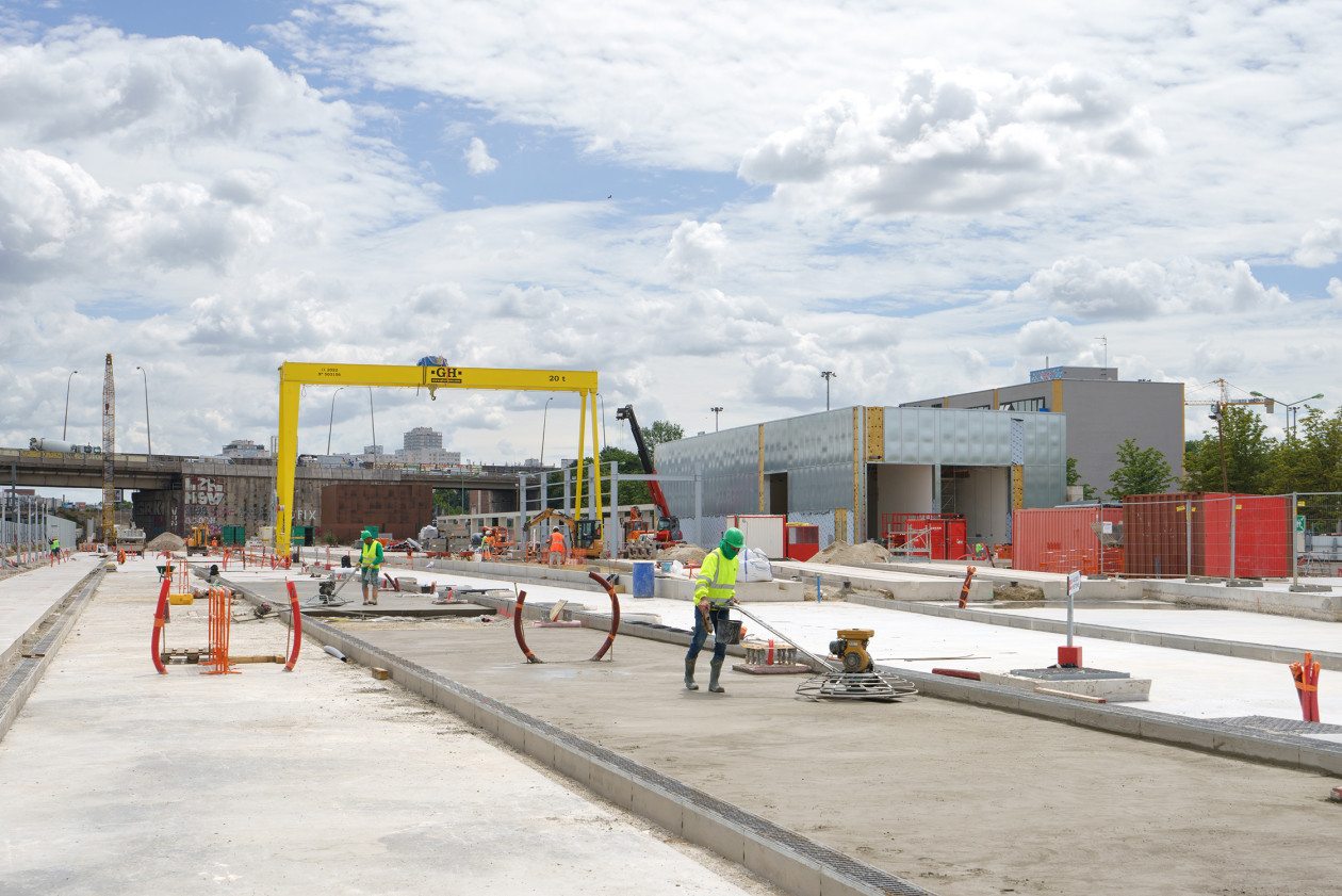 L’installation du pont roulant et de la fosse de nettoyage ainsi que la construction du bâtiment de stockage des câbles et tractions sont en cours de finalisation