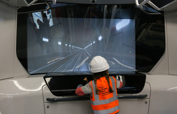 Les enfants découvrent le pare-brise panoramique prévu en tête et en queue de train.