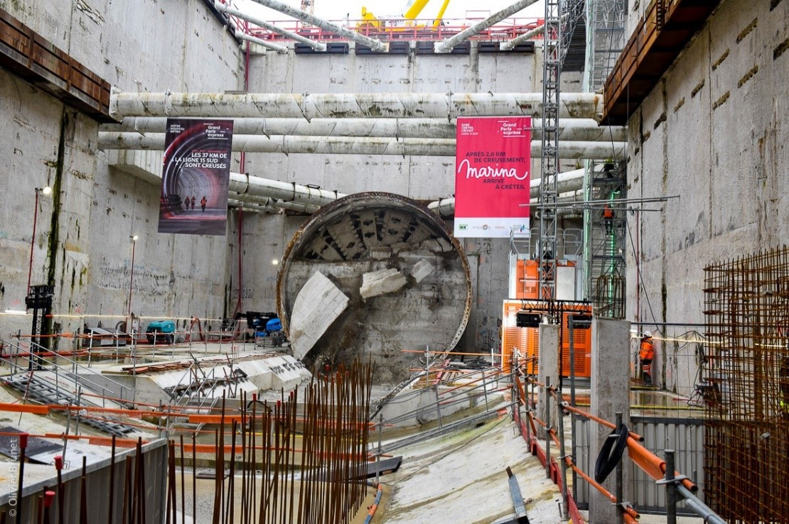 La roue de coupe du tunnelier Marina apparaît au fond de la gare Créteil l’Échat, le 20 décembre 2021.