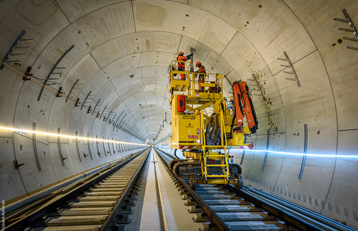 Dans le tunnel les compagnons fixent les supports aériens qui permettront d’installer les caténaires. Elles alimenteront en électricité le nouveau métro. 