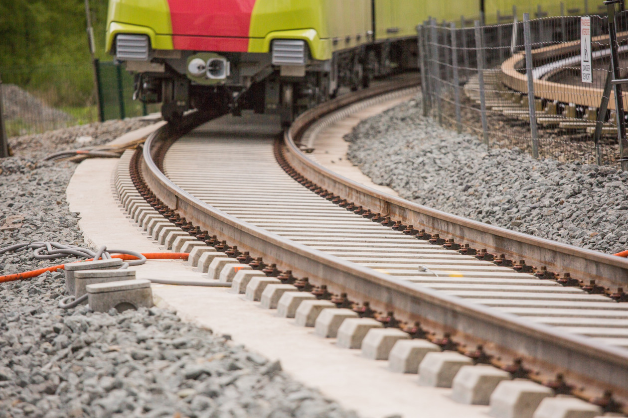 Train en circulation sur une voie dans le cadre des essais de traverses du Grand Paris Express