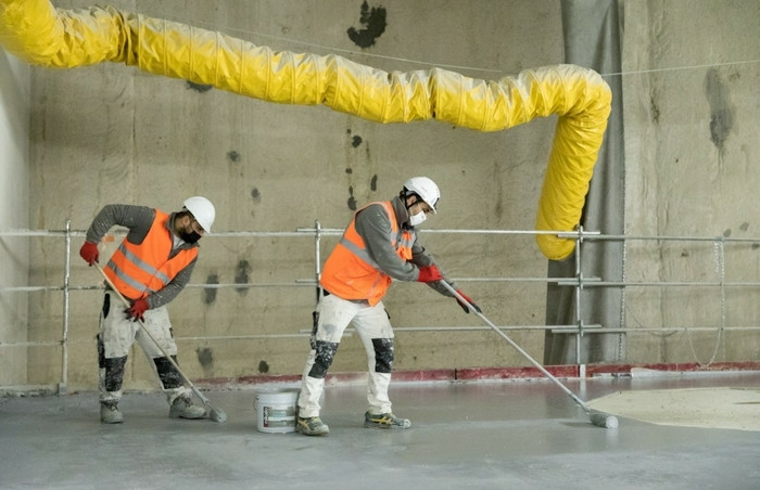  Les compagnons réalisent les finitions de peinture sur le sol de l’ouvrage Mozart.