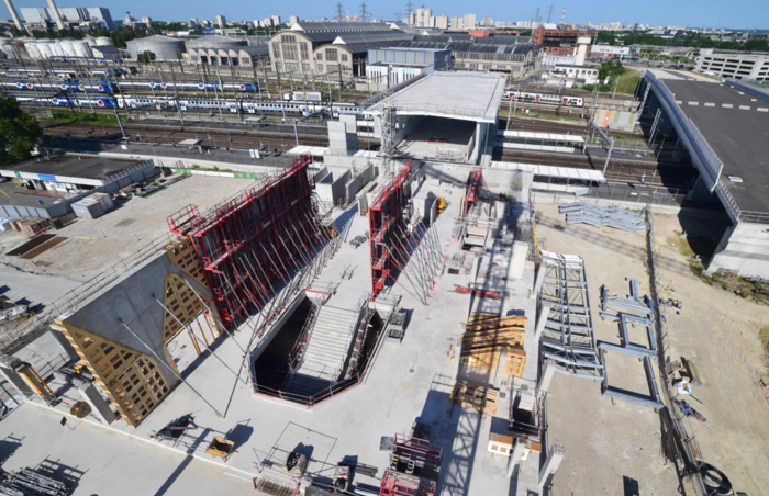 Sur le chantier de la gare Les Ardoines, du 15 au 18 avril 2022 l’opération du ripage de la passerelle au-dessus des voies du RER C s’est déroulé avec succès. 