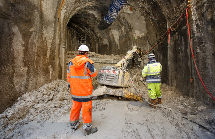 Le creusement des rameaux a été réalisé à l’aide d’un brise-roche hydraulique, sorte de grand marteau-piqueur doté d’un bras articulé. 