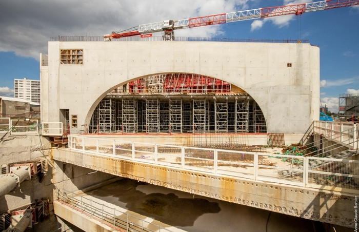 À La Courneuve Six-Route, toutes les arches, éléments porteurs de la toiture de la future gare, ont été réalisées. 