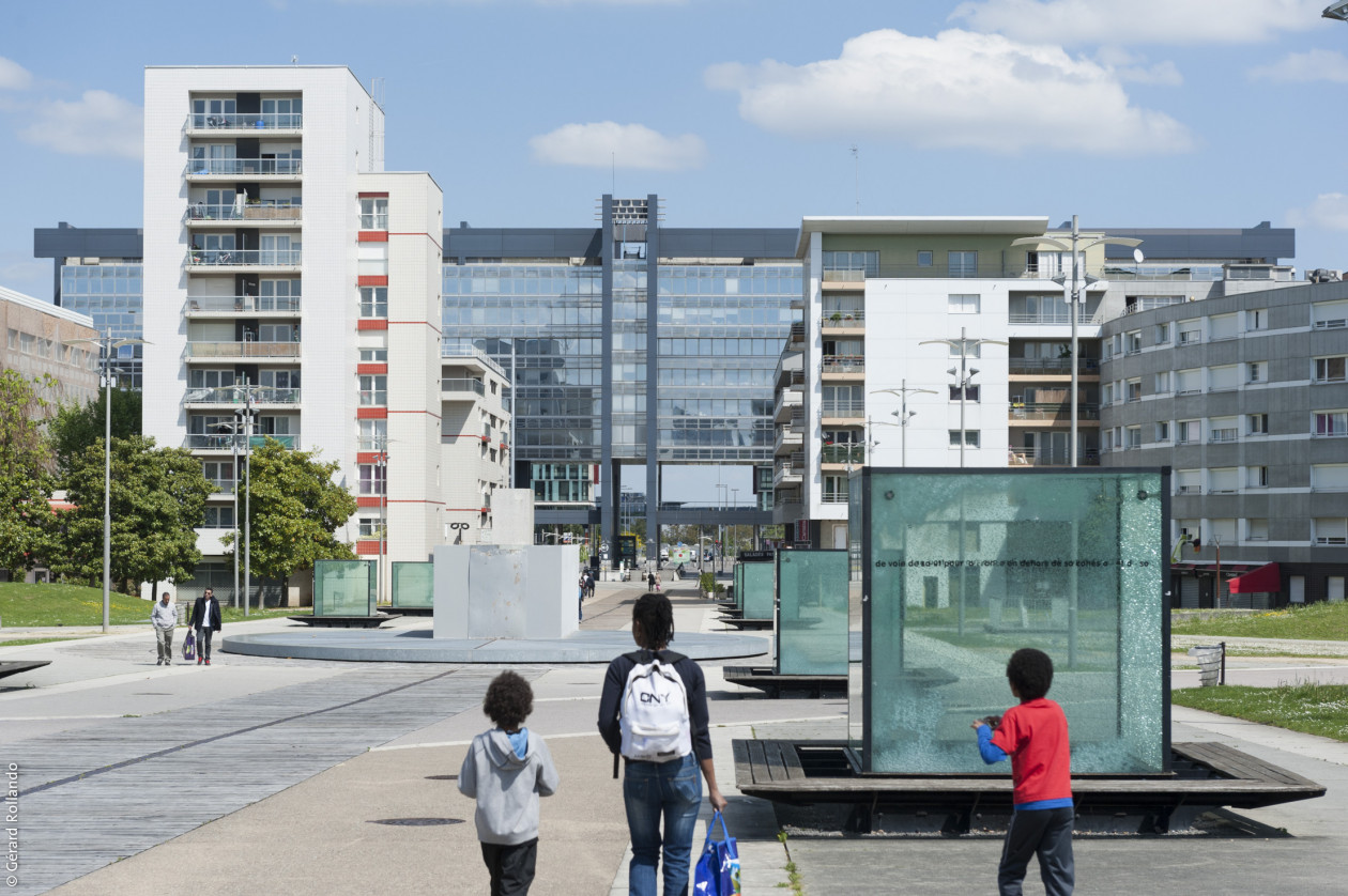 Esplanade Charles de Gaulle près de la gare RER Nanterre - Préfecture