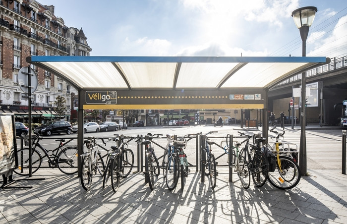 Abri vélos existant à la sortie de la gare Nogent - Le Perreux du RER E (côté Le Perreux-sur-Marne). Le futur pôle du Grand Paris Express prévoit la création de 400 places de stationnement pour vélos supplémentaires.