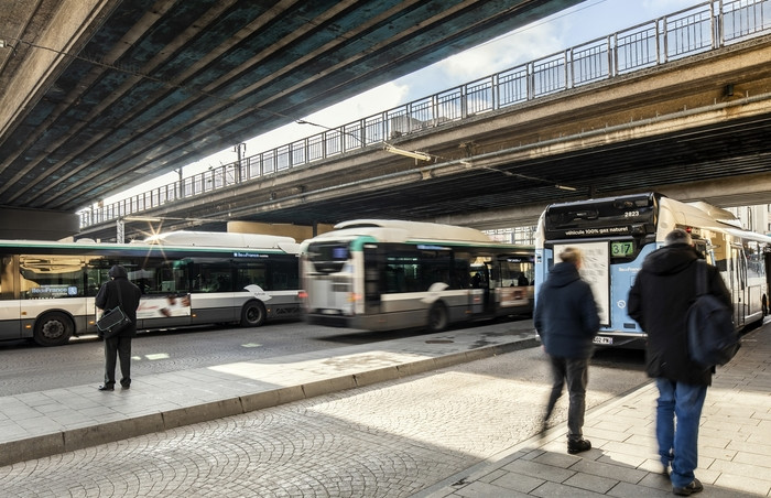 L'actuelle gare routière qui prend place sous les voies du RER E sera réaménagée pour devenir plus pratique et accueillante.