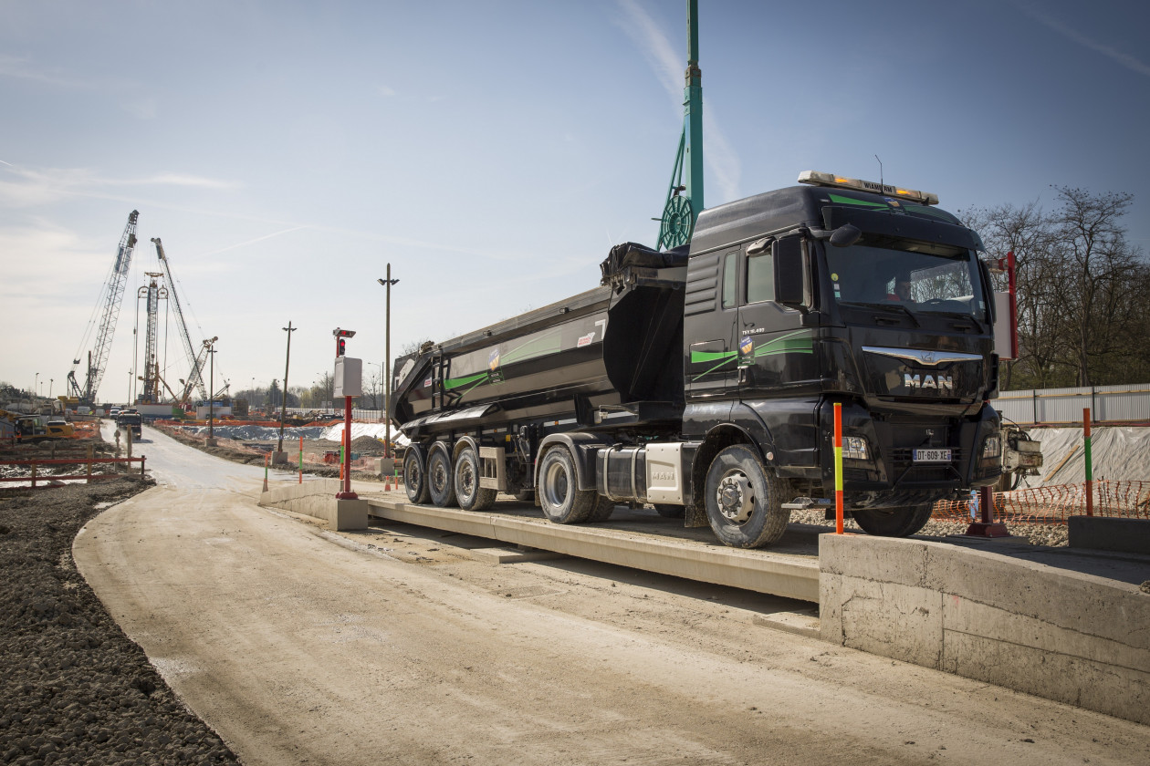 Pesée du chargement d'un camion sur un chantier du Grand Paris Express