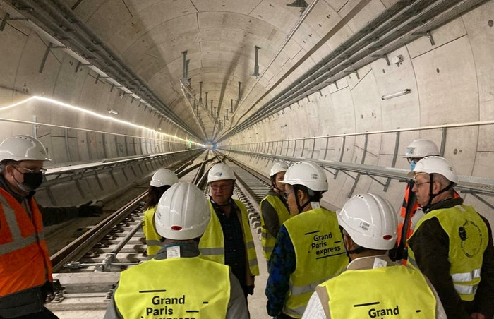 Ouvrage Sentier des Marins, les Villiérains à l’écoute des explications relatives à la pose de la voie ferrée dans le tunnel de raccordement du centre d’exploitation Champigny.