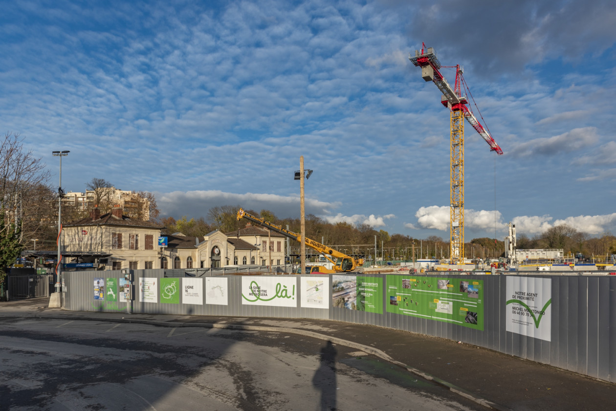Vue des palissades et du chantier de la future gare Sevran - Livry du Grand Paris Express