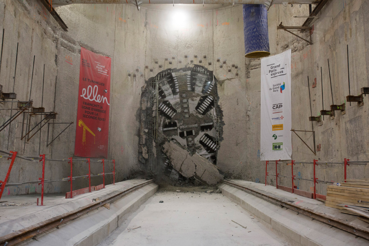 La roue de coupe du tunnelier Ellen perce une paroi du chantier de la gare Arcueil - Cachan du Grand Paris Express