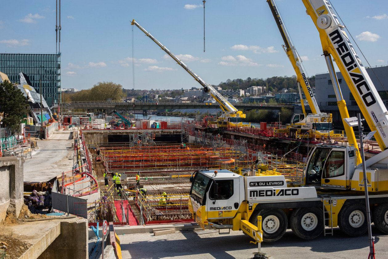 Travaux de terrassement sur le chantier de la future gare Pont de Sèvres