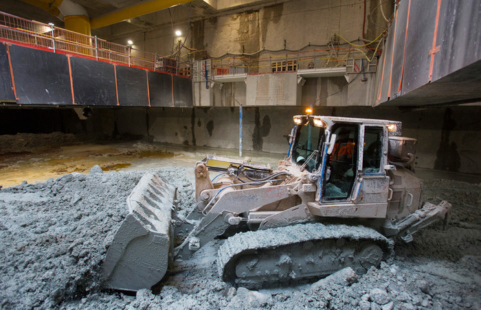 Les compagnons creusent et construisent les niveaux souterrains de la gare 