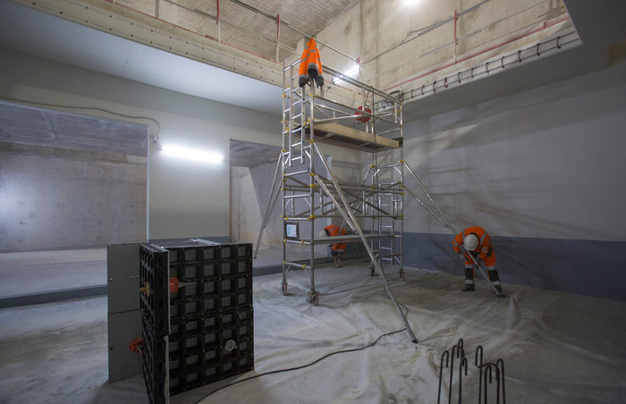 Ouvrage Fort de Vanves : les équipes installent la structure en béton qui accueillera des trappes métalliques.