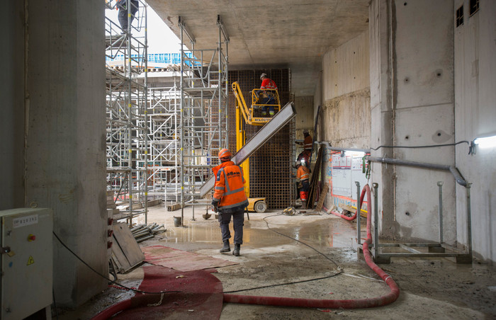 Ferraillage d’un mur et démontage des structures métalliques mis en place pour bétonner le plafond de la boîte gare. 