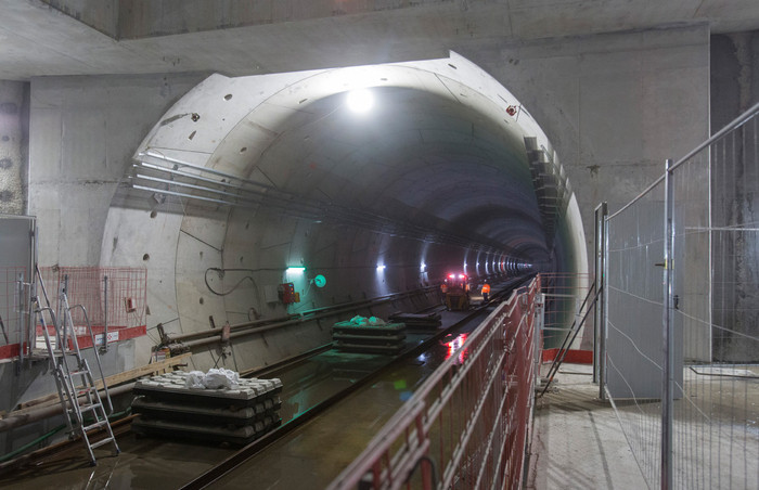 Des traverses sont déposées au niveau des quais pour la pose des rails.