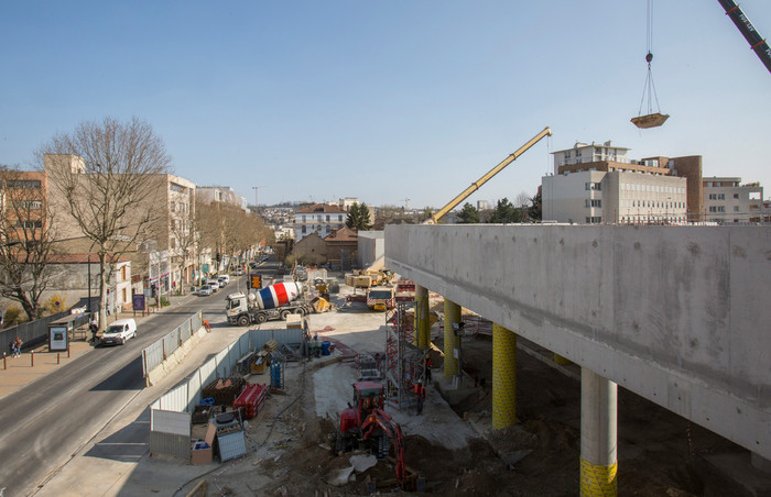 Le bâtiment voyageur de la gare Arcueil - Cachan en cours de construction.