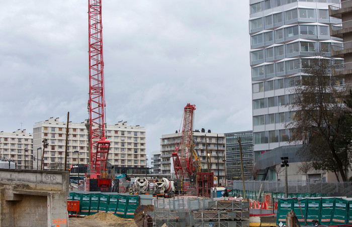 Des bâches acoustiques sont installées sur les palissades du chantier de la gare Pont de Sèvres