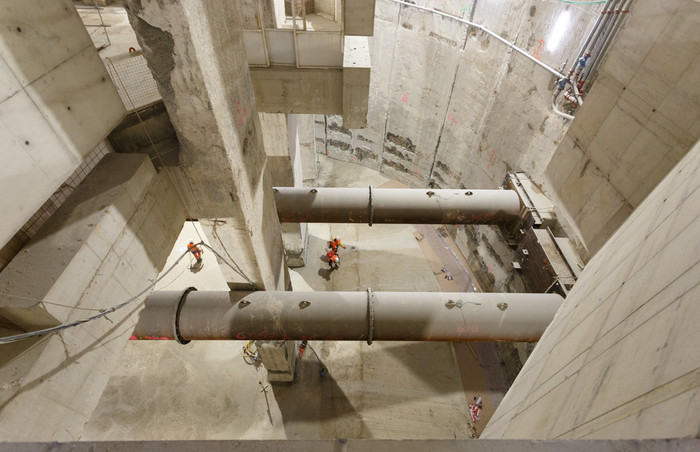 Une fine plateforme en béton a été réalisée à 59 de profondeur pour accueillir le plancher de la gare. 