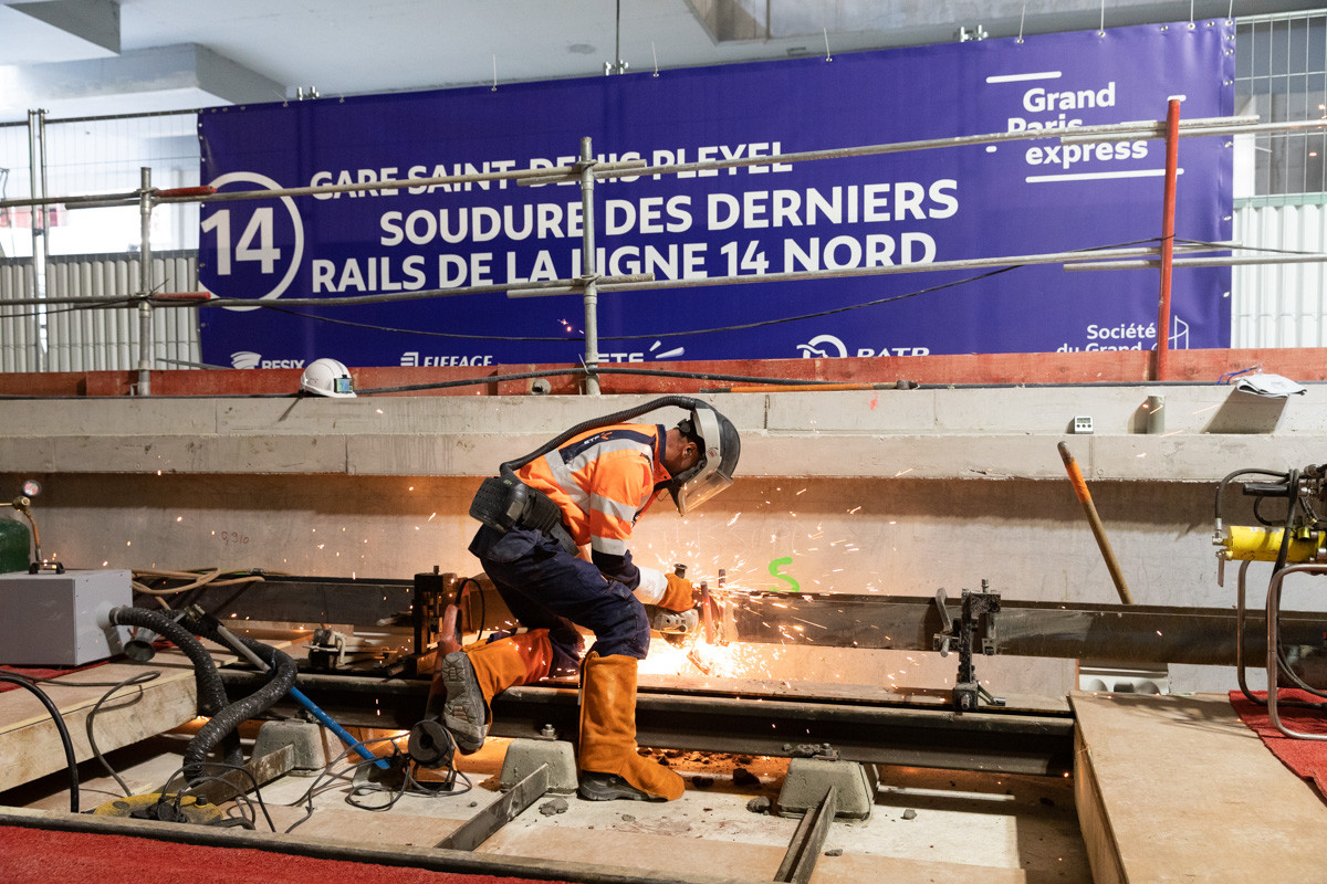 Soudure des derniers rails de la ligne 14 à la gare Saint-Denis Pleyel, en présence de Clément Beaune, ministre délégué en charge des Transports, le 12 octobre 2022