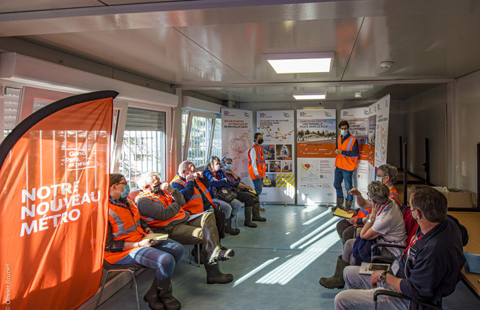 Gare Vitry Centre, dans la base vie désormais occupée par les équipes d’Eiffage, une présentation de l’avancement du projet, du réseau à la gare, est proposée aux riverains.