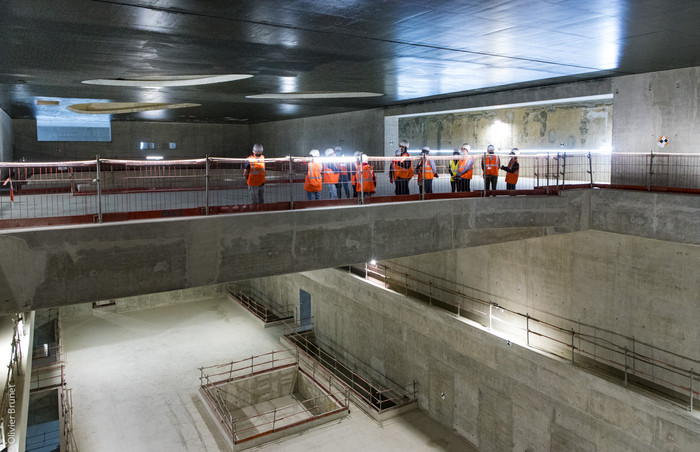 Gare Vitry Centre, premiers pas sous la dalle de couverture désormais entièrement fermée.