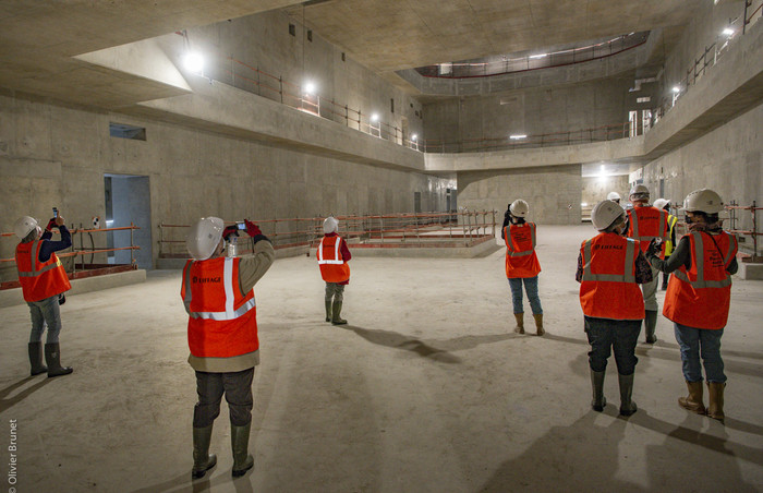 Gare Vitry Centre, les visiteurs découvrent les monumentaux espaces souterrains de la boîte avant d’accéder aux quais.