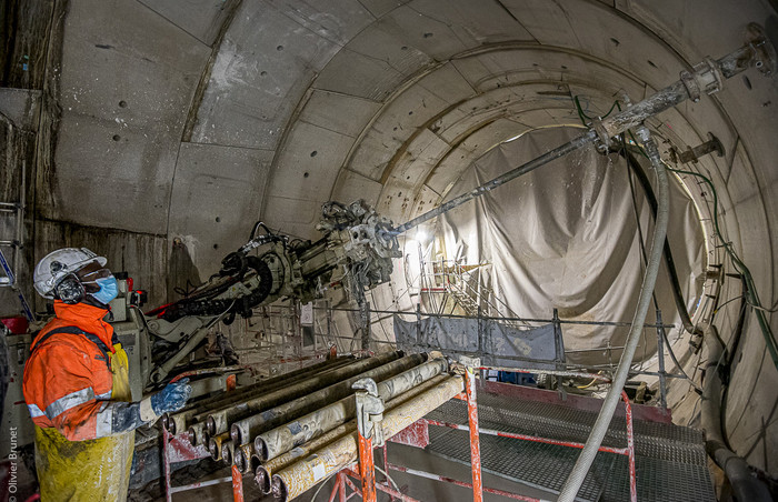 Avant de réaliser les galeries qui accueilleront les quais, des injections sont réalisées depuis le tunnel pour consolider la zone d’élargissement. 