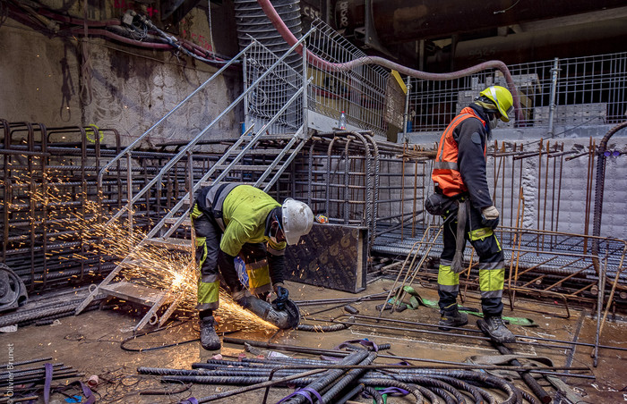 Près de 80 compagnons sont mobilisés en moyenne pour creuser l’espace intérieur et construire les niveaux souterrains de la gare.