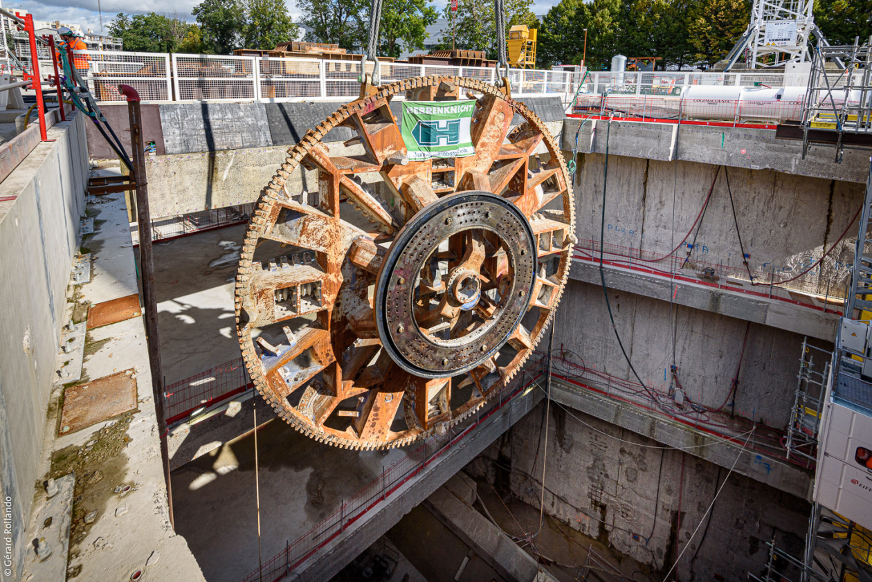 Démontage progressif des pièces au fond du puits