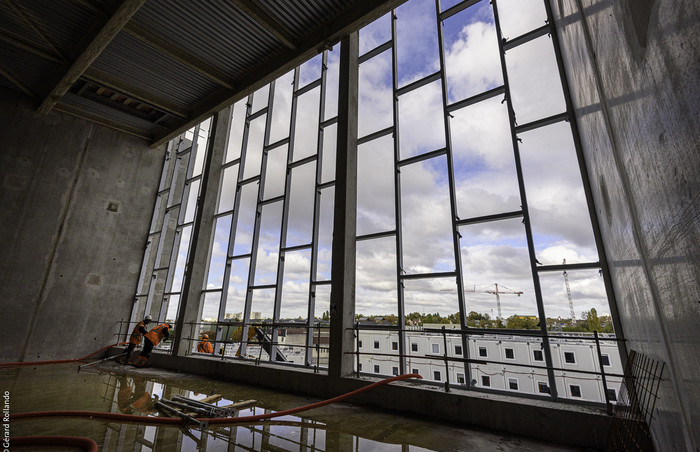 Pose de la façade vitrée de la salle d’exploitation du poste de commandement centralisé 