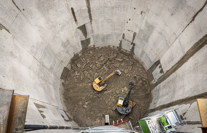 Une fois l’enveloppe de l’ouvrage réalisée, le creusement du volume souterrain a pu commencer. Durant deux ans, 11 440 m3 de terres ont été excavés et évacués grâce à des pelles mécaniques et à une grue à tour.