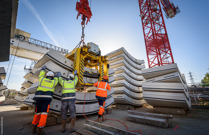 Sur le chantier du puits Arrighi, les compagnons ont acheminé les voussoirs du dernier tunnelier Dieneba, ces arcs de cercles en béton constituent les parois du tunnel.