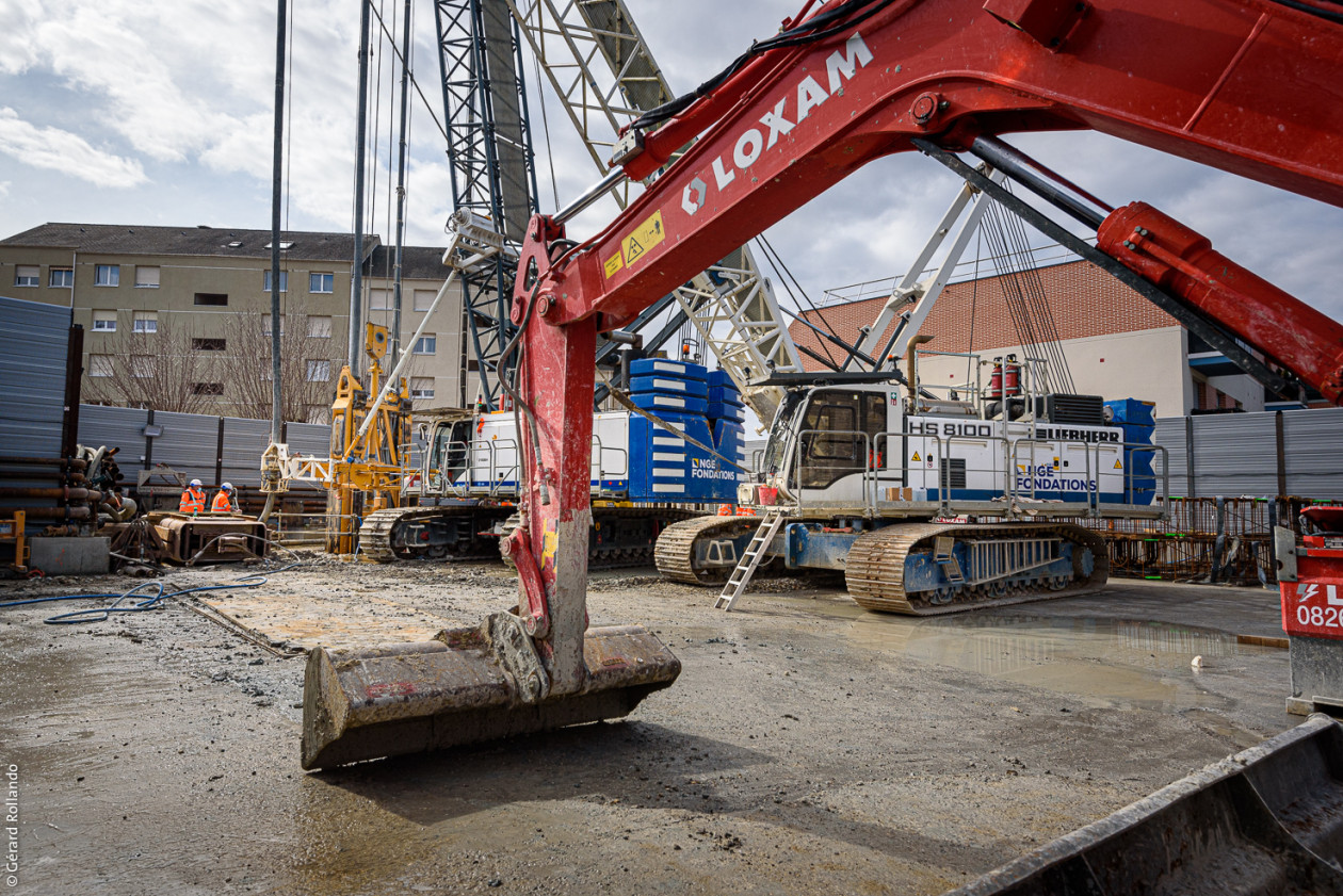 Engin de chantier sur le site de l'ouvrage des Bosquets à Livry-Gargan