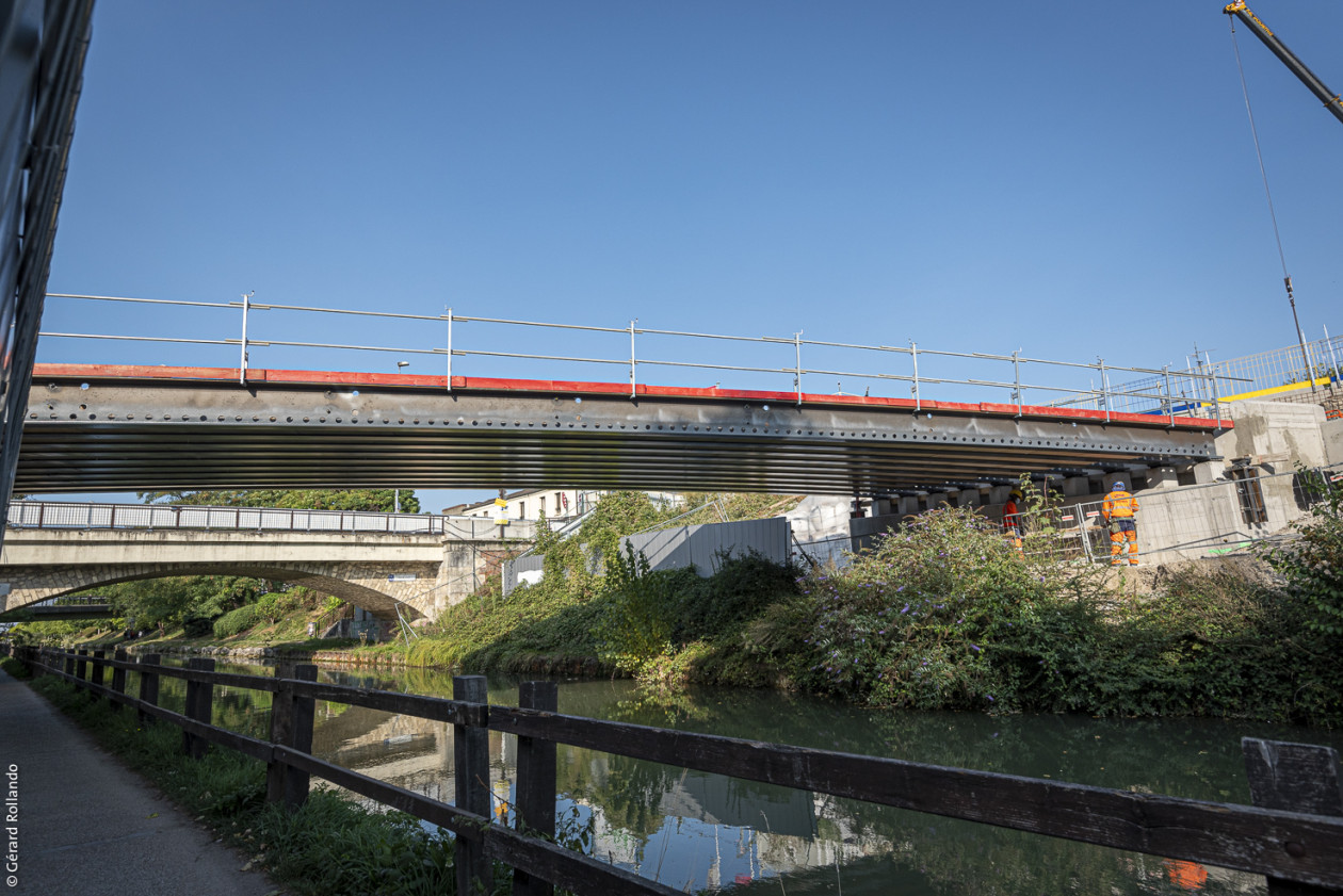 Un pont en construction au-dessus du canal de l’Ourcq à Sevran