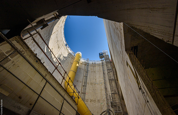 Les escaliers et les six niveaux définitifs de l’ouvrage Stade Desmont ont été réalisés en demi-lune pour faciliter la descente des rails et des équipements dans le tunnel.  