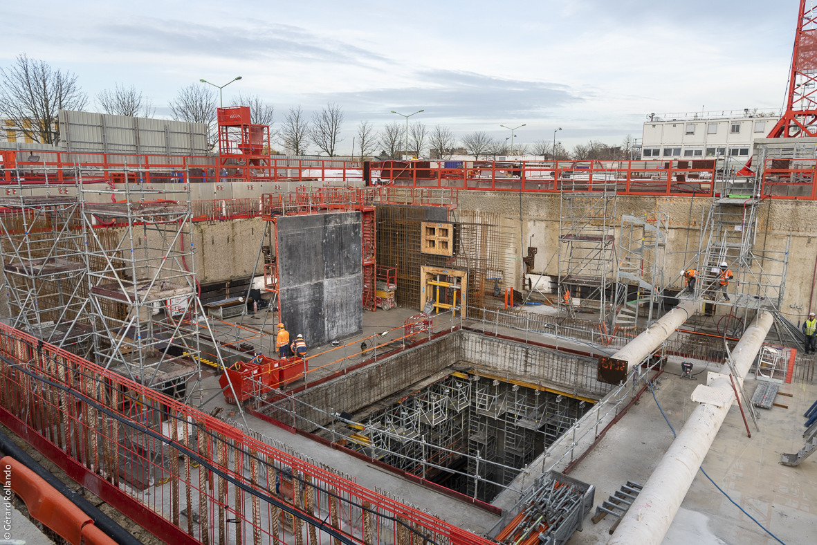 La construction de la gare Les Ardoines avec la réalisation des structures intérieures