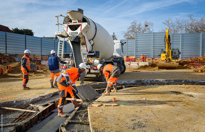 La construction de l’ouvrage a débuté par la réalisation des murs souterrains, appelés parois moulées, qui délimitent le contour de l’ouvrage et la partie à creuser.