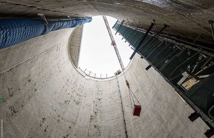 Le creusement des rameaux terminé, les équipes ont démarré la construction des niveaux souterrains.