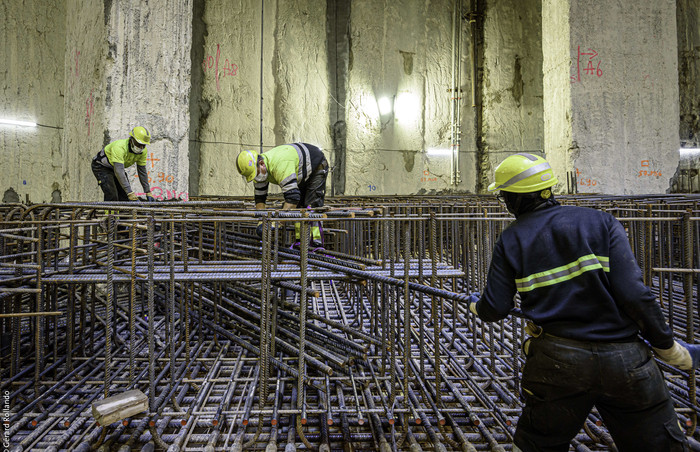 A plus de 50m de profondeur les compagnons ferraillent la 7ème dalle souterraine de la gare 