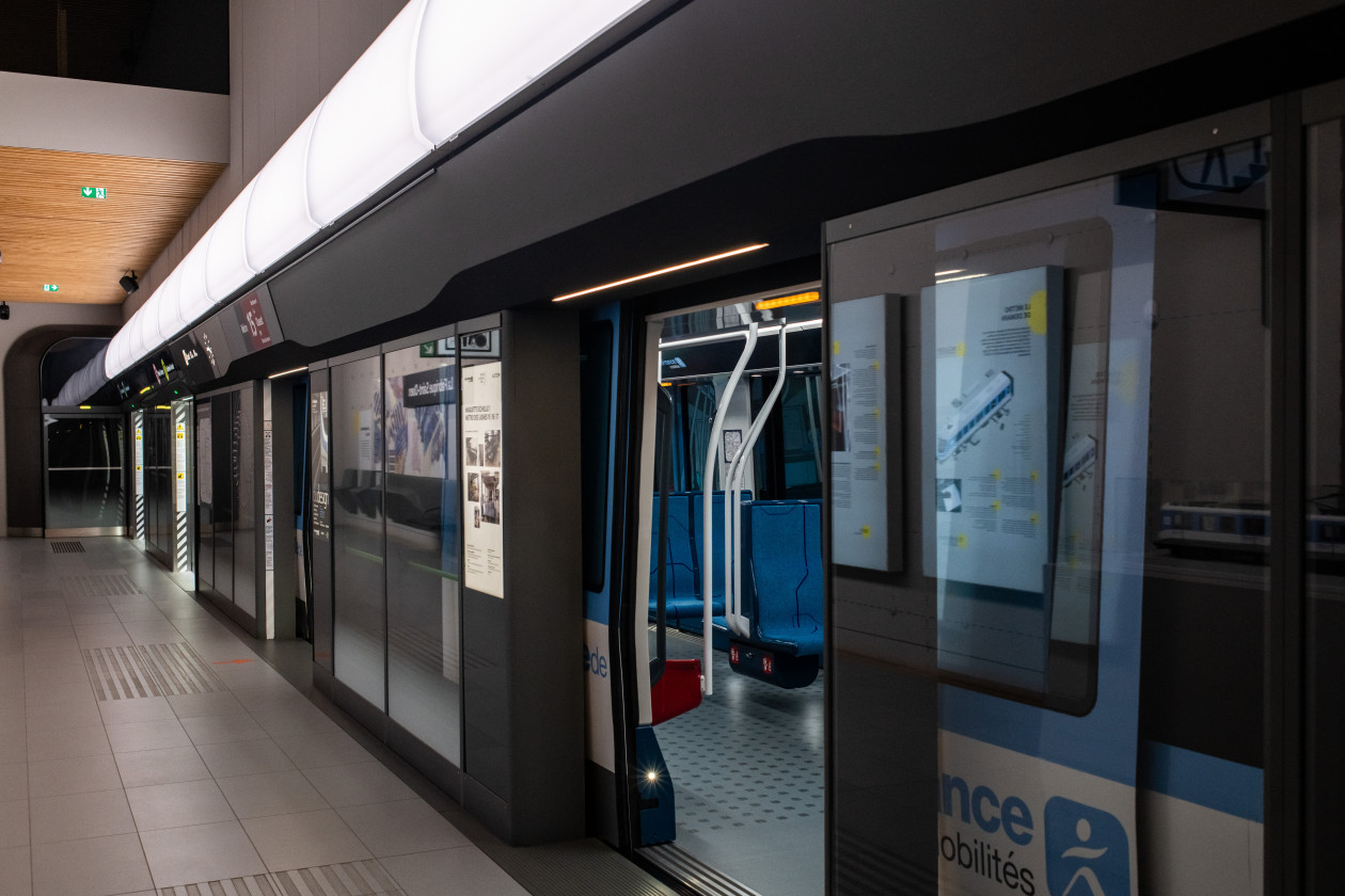 La Fabrique du métro : bandeau lumineux sur la façade de quai 