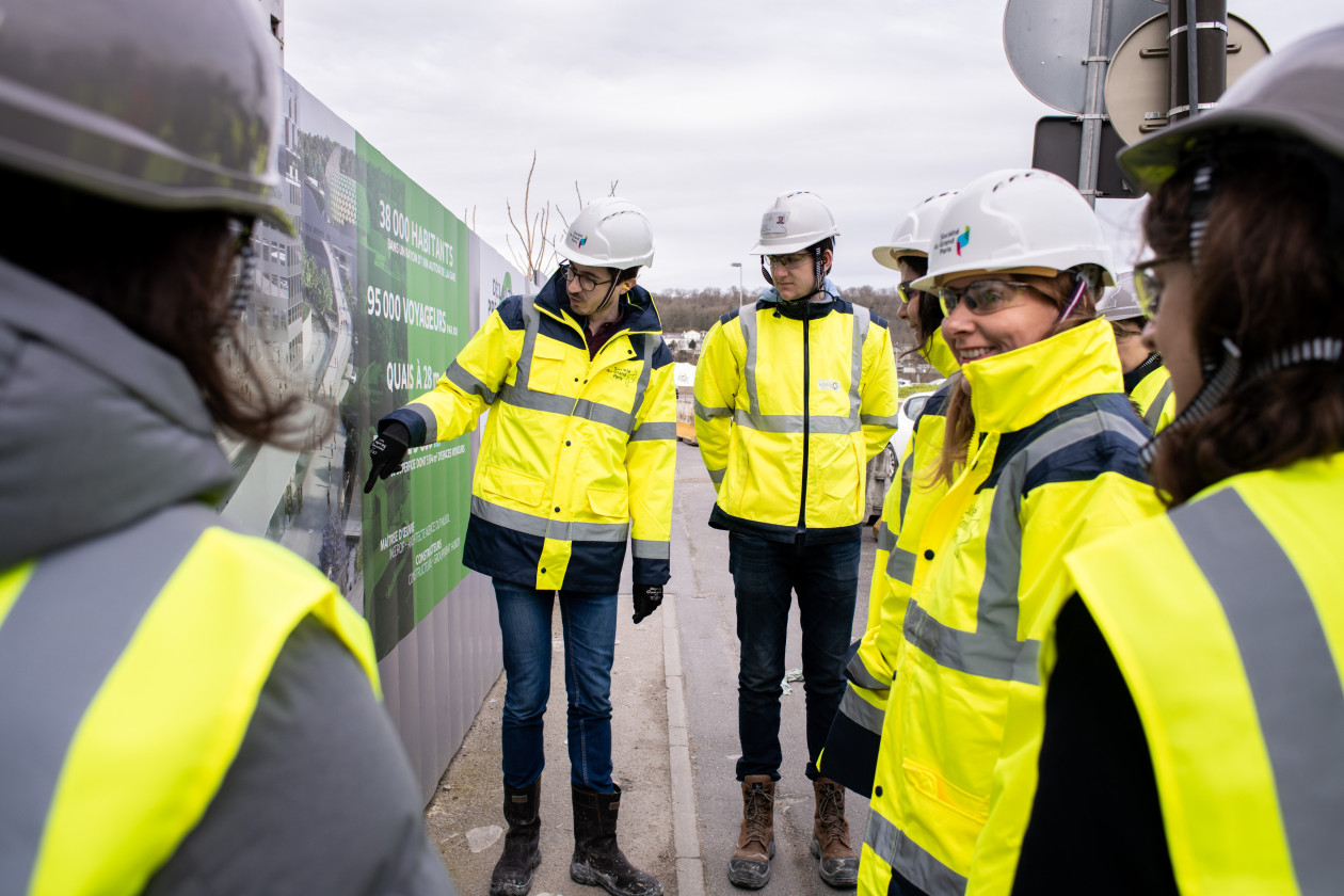 New employees tour the worksite for the Pont de Sèvres metro station