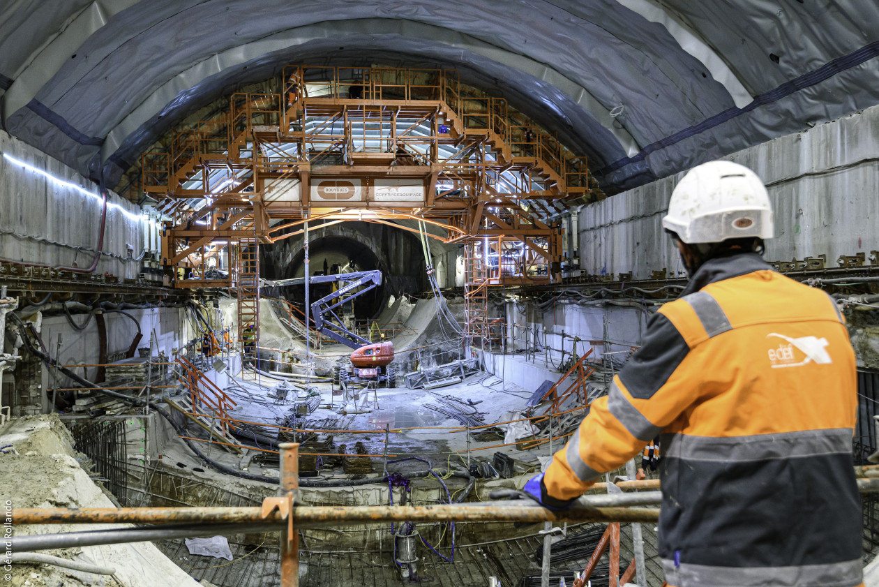 Une fois les terres excavées le long du tunnel, la cavité est renforcée à l’aide de cintres métalliques. Ils garantissent la stabilité de la caverne, permettent son étanchéité et la réalisation de la structure définitive en béton.