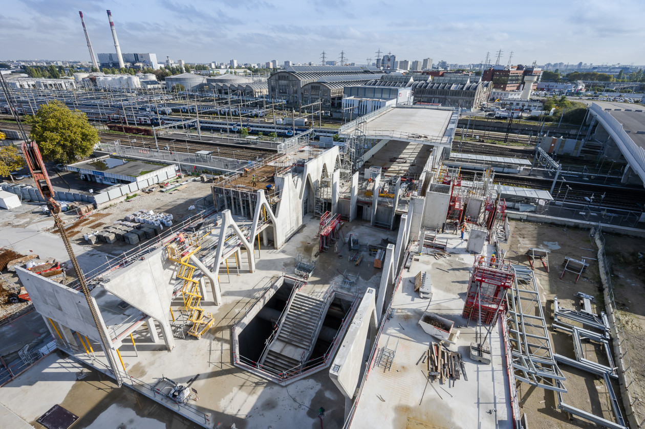 Le bâtiment voyageurs de la gare Les Ardoines