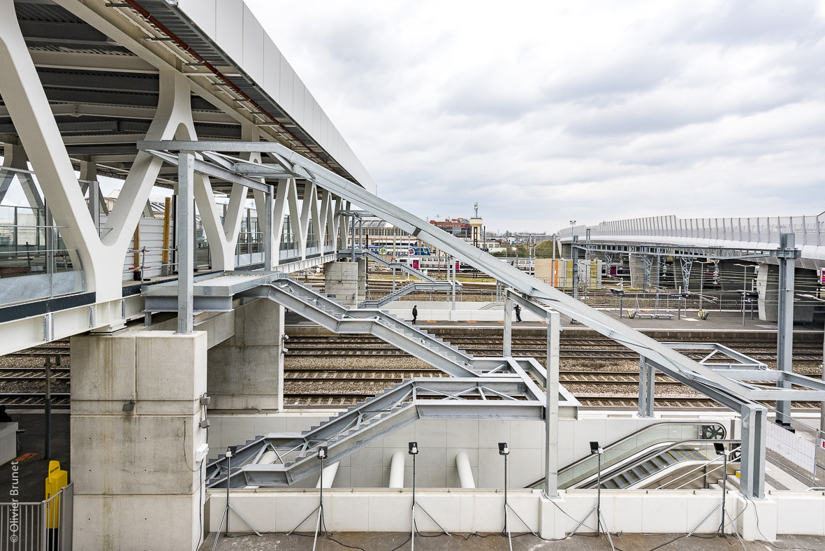 Les usagers pourront emprunter les escaliers mécaniques depuis la surface de la gare, à l’extérieur.