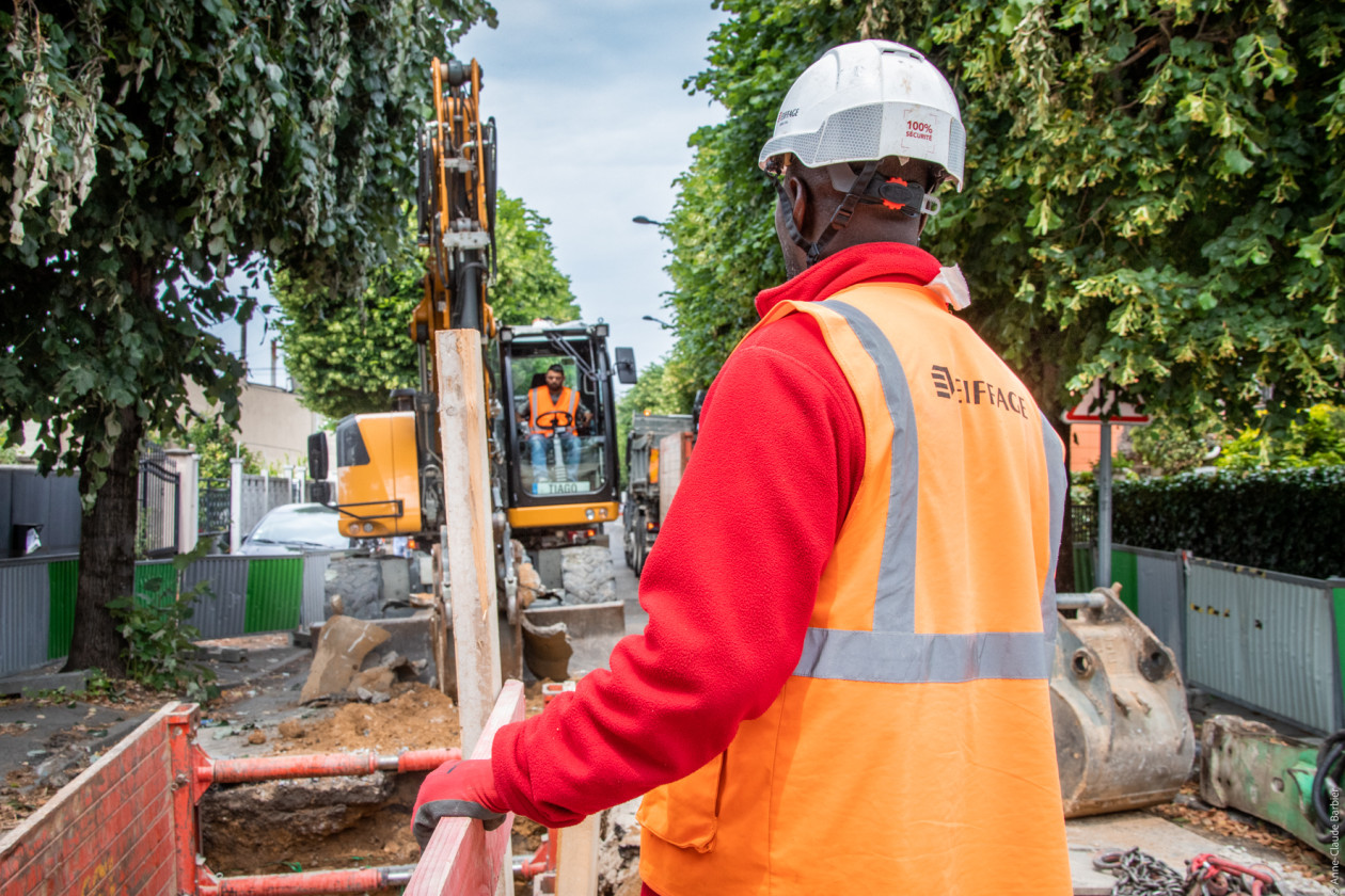 Les opérations de dévoiement des réseaux d’assainissement sont réalisées par Eiffage pour le compte de l’Établissement Public Territorial Paris Est Marne & Bois. 