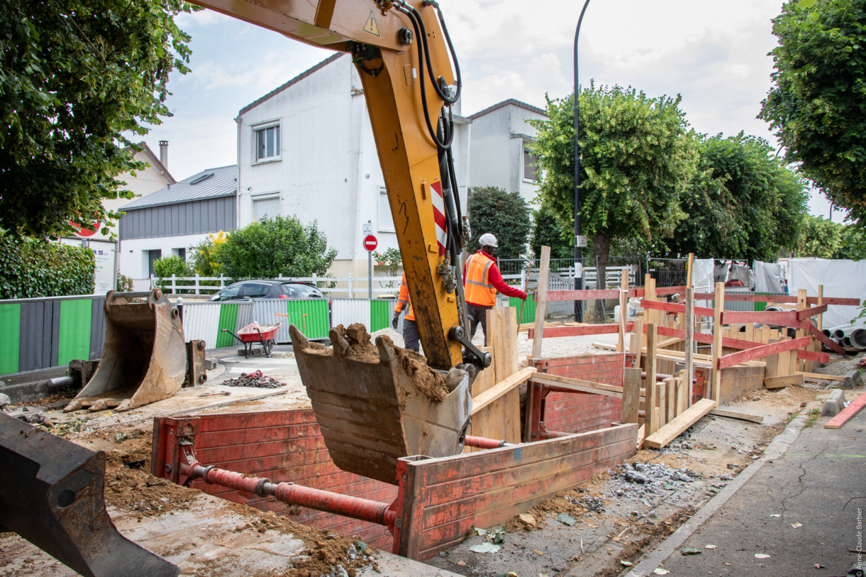 Les compagnons interviennent par tronçons de rue successifs de manière à limiter l’impact des travaux sur la vie du quartier. 