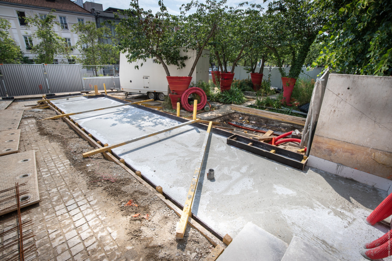 À 1,5 km du rond-point Jean-Baptiste Clément, le socle, qui accueillera provisoirement le monument aux morts de la ville, est construit à proximité de l’hôtel de ville. La fin de l’installation est prévue pour l’été 2023. 