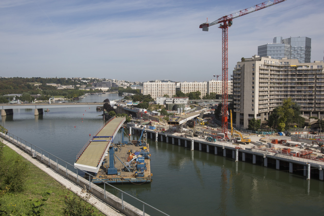 Gare de Pont de Sèvres : pose du tronçon 3 de la passerelle